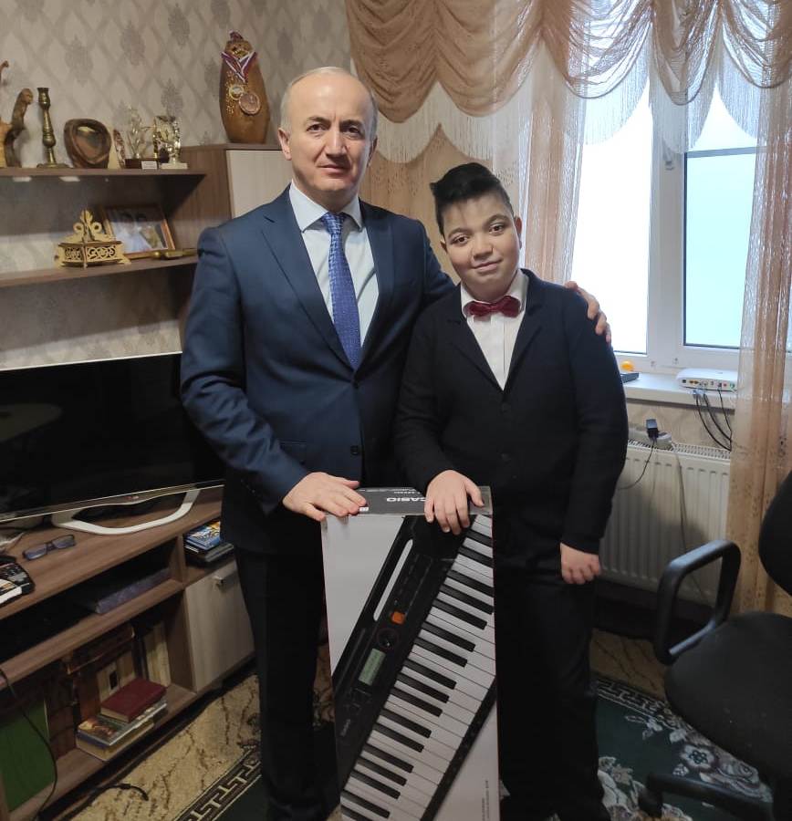 Аслан Апажев принял участие в благотворительной акции «Ёлка желаний»