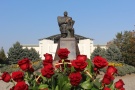 К памятнику первому Президенту КБР Валерию Кокову возложили цветы