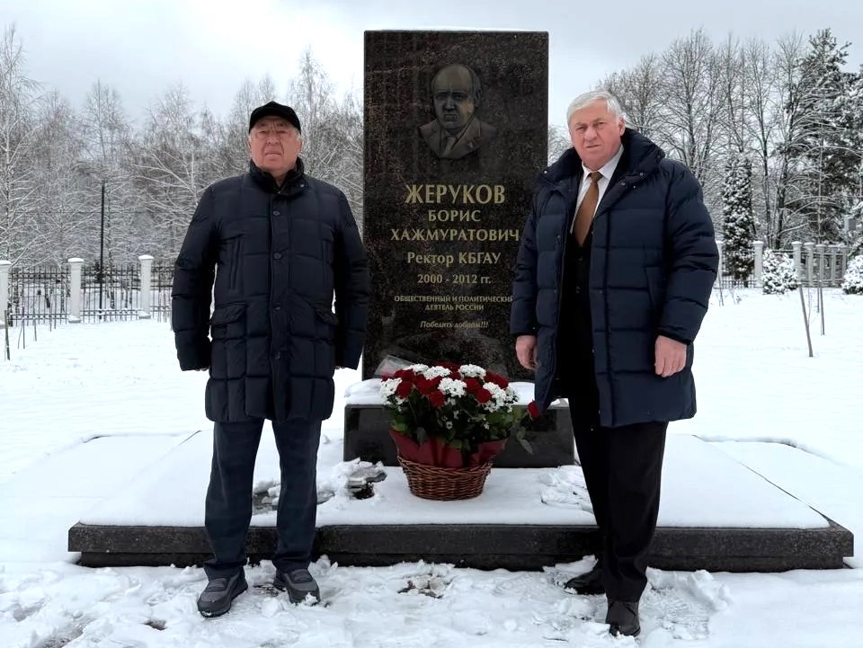 Возложение цветов к памятнику Борису Жерукову 