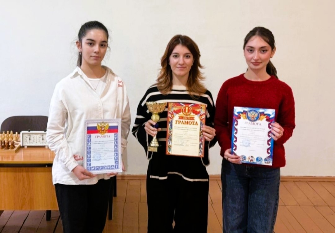 Студентки блеснули в шахматном турнире, посвящённом Дню Конституции Студентки блеснули в шахматном турнире, посвящённом Дню Конституции