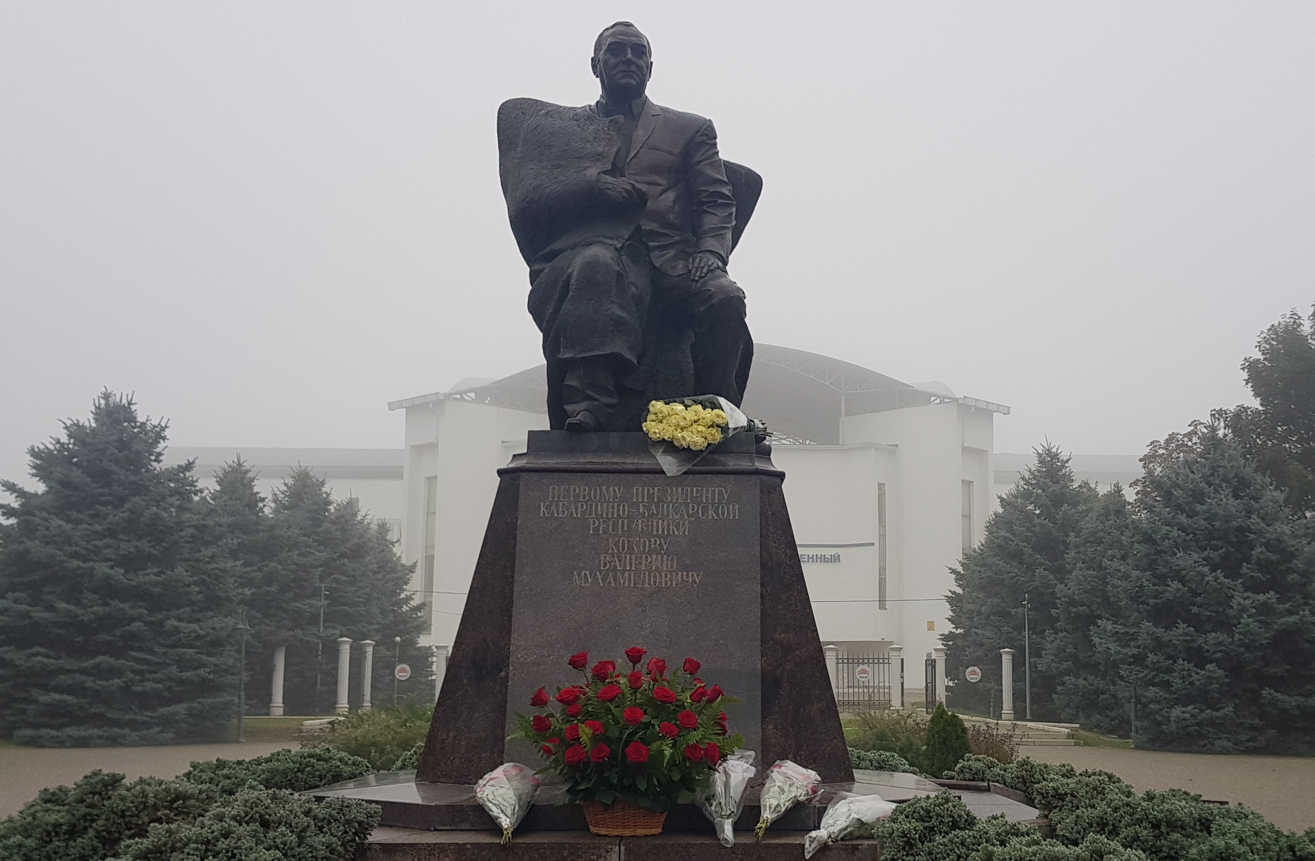 К памятнику Валерия Кокова возложили цветы
