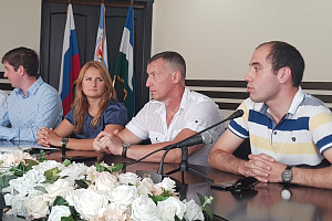 Молодым дорогу