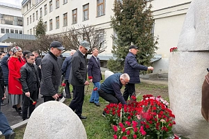 В память о первом ректоре: возложение цветов к памятнику профессору Б.Х. Фиапшеву