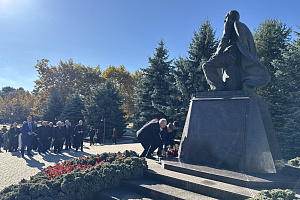 Почтили память