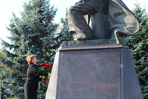 К памятнику Валерию Кокову возложили цветы
