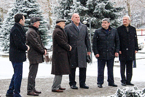 Возложение цветов к памятнику Валерию Кокову