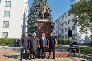 Представители Кабардино-Балкарского ГАУ возложили цветы к памятнику А. Кешокову