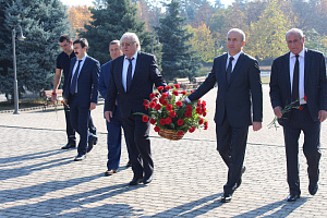 Почтили память