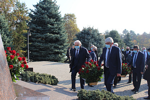 К памятнику первому Президенту КБР Валерию Кокову возложили цветы