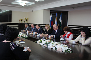 Аслан Апажев поздравил женщин Кабардино-Балкарского ГАУ от имени врио Главы КБР Казбека Кокова