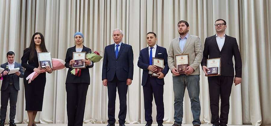 Аспиранту Кабардино-Балкарского ГАУ Ахмеду Саболирову вручили диплом и свидетельство лауреата Премии Главы КБР Аспиранту Кабардино-Балкарского ГАУ Ахмеду Саболирову вручили диплом и свидетельство лауреата Премии Главы КБР