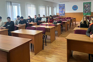 На заседании кружка читали стихи на английском языке