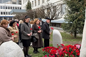 В память о первом ректоре: возложение цветов к памятнику профессору Б.Х. Фиапшеву