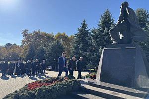 Почтили память