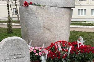 В память о первом ректоре: возложение цветов к памятнику профессору Б.Х. Фиапшеву