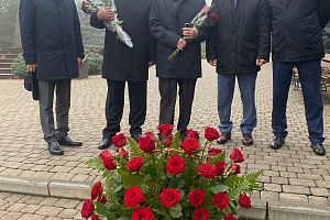 К памятнику Валерия Кокова возложили цветы