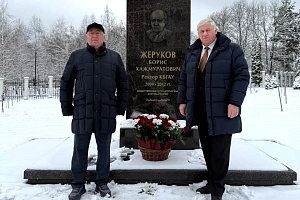 Возложение цветов к памятнику Борису Жерукову 