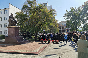 Представители Кабардино-Балкарского ГАУ возложили цветы к памятнику А. Кешокову