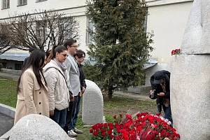 В память о первом ректоре: возложение цветов к памятнику профессору Б.Х. Фиапшеву