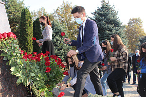 К памятнику первому Президенту КБР Валерию Кокову возложили цветы