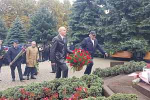 К памятнику В.М. Кокову возложили цветы