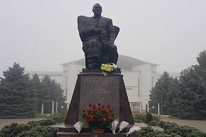 К памятнику Валерия Кокова возложили цветы