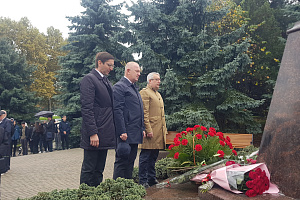 К памятнику В.М. Кокову возложили цветы