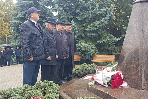 К памятнику В.М. Кокову возложили цветы