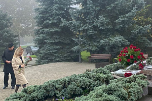 К памятнику Валерия Кокова возложили цветы