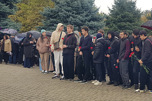 К памятнику В.М. Кокову возложили цветы