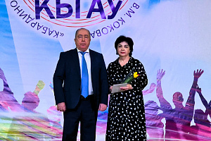 Прекрасную половину университета поздравили с 8 марта