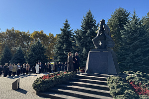 Почтили память