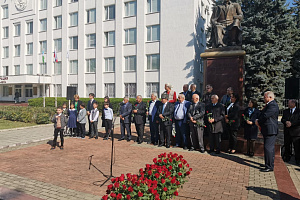 Представители Кабардино-Балкарского ГАУ возложили цветы к памятнику А. Кешокову