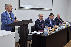 Основателю научной школы, мудрому наставнику и благородному гражданину