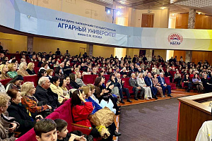 Прекрасную половину университета поздравили с 8 марта