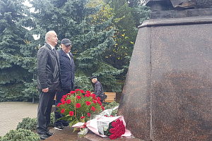 К памятнику В.М. Кокову возложили цветы