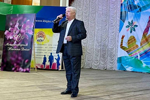 Прекрасную половину университета поздравили с 8 марта