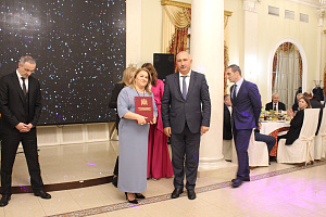 Сотрудники, награжденные званиями и грамотами за многолетний добросовестный труд и по случаю 40-летия вуза