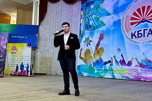 Прекрасную половину университета поздравили с 8 марта