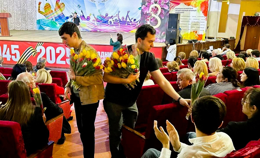 Прекрасную половину университета поздравили с 8 марта