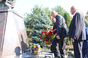 Почтили память