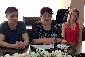 Молодым дорогу