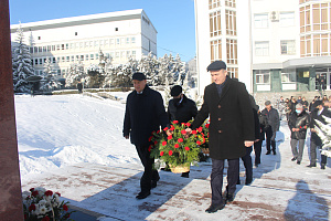 К памятнику Борису Жерукову возложили цветы