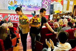 Прекрасную половину университета поздравили с 8 марта